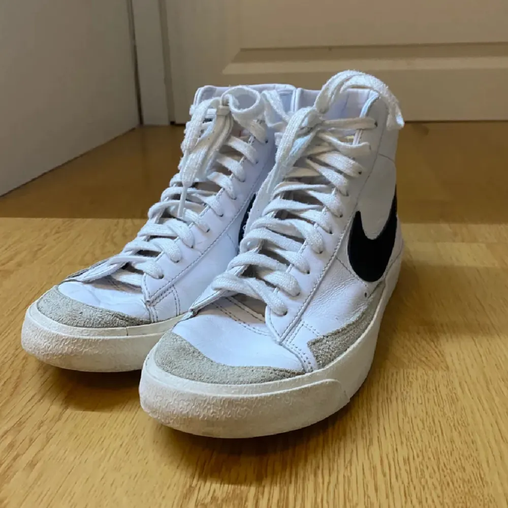 Sneakers från Nike. Modellen BLAZER ’77. Sparsamt använda. Bara använda en sommar. Tvättade och fixade. Den enda defekten är att tyget där fram är lite gråare, men inget man märker av. Nypris 1245 kr. Mitt pris 200  kr. Skor.