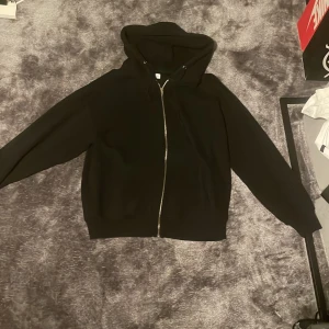 BERSHKA hoodie - En BERSHKA hoodie ser som ny ut.