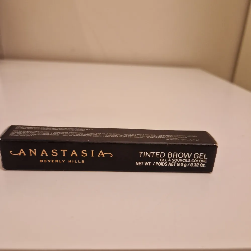 Anastasia Beverly Hills tinted brow gel i färgen granite (mörkbrun). Ord pris 329 kr.  Helt ny och oanvänd men känns som den inte är helt fylld från tillverkningen därav priset.. Övrigt.