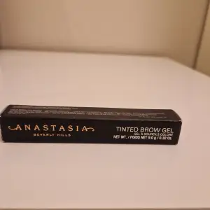 Anastasia Beverly Hills tinted brow gel i färgen granite (mörkbrun). Ord pris 329 kr.  Helt ny och oanvänd men känns som den inte är helt fylld från tillverkningen därav priset.