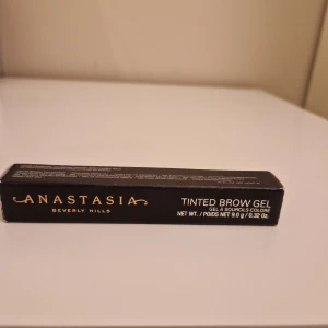 Anastasia Beverly Hills tinted brow gel - Anastasia Beverly Hills tinted brow gel i färgen granite (mörkbrun). Ord pris 329 kr.  Helt ny och oanvänd men känns som den inte är helt fylld från tillverkningen därav priset.