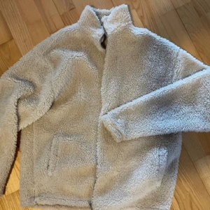 Teddy zip up tjocktröj - I teddymaterial, fluffig på utsidan men inte på insidan. Den är i small men passar lätt M/L