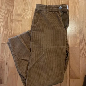 Beige manchesterbyxa - Fräscha byxor, bara skrynkliga från att ligga i byrån haha. Runt byxhålen eller vad fan det heter är det ”trasigt/ripped”, en del av designen alltså. 