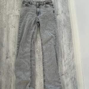 Jeans - Säljer dessa jeans då de inte används, fortfarande i väldigt fint skick 