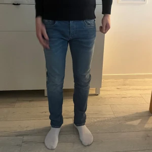 Replay Jeans - Blåa Replay jeans i modellen anbass  Inte använd alls mycket så är nästan som nya  Ny pris ca 1300