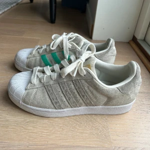 Adidas superstar - Unika adidas superstar i nyskick! Storleken är 36 2/3 så passar 36/37