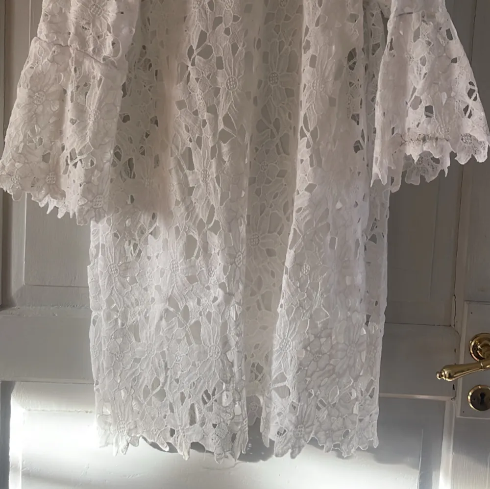 Supersöt vit klänning i spets, helt ny! Nypris 399 kr! perfekt till studenten🩵. Klänningar.