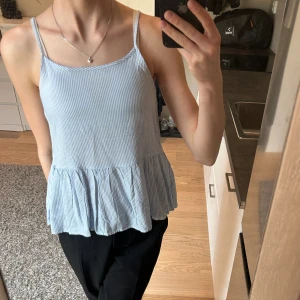 Linne  - Blått/vitt randigt linne med volang💙🩵 Från hm i storlek 152 