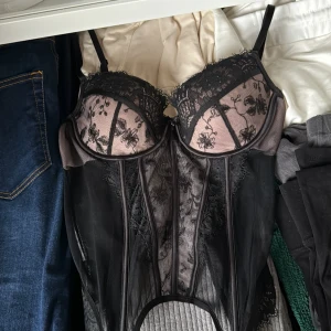 Korsett topp - Strl 75c, endast testad hemma🩷 avtagbara strumpebandshållare 