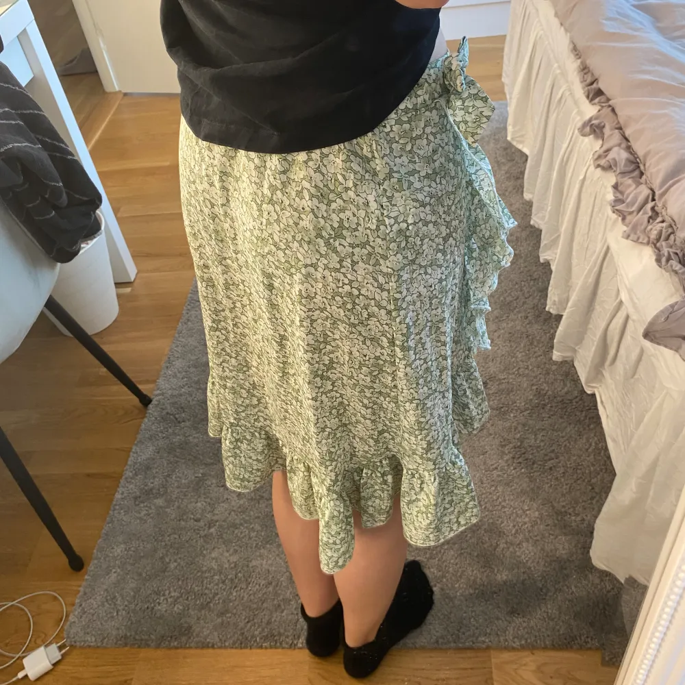 En ljusgrön blommig kjol från Shein. Säljer pga kommer inte till användning + lite för lång för mig💚 köparen står för frakten! . Kjolar.
