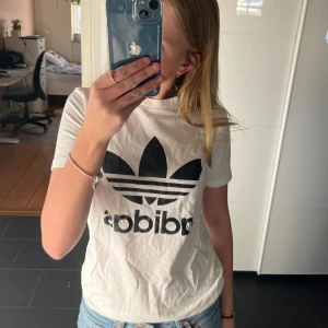 T shirt - Adidas t shirt, knappt använd. Kontakta för mer bilder och info!