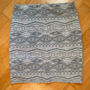 Mönstrad kjol  - Mönstrad kjol från Bolt i storlek M.  Mycket gott skick! 