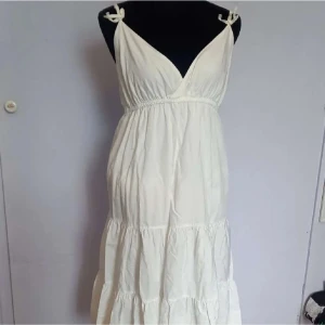 Vit klänning - OBS! Inte min bild!  Väldigt fin klänning till sommaren. Köpt här på plick och är i fint skick. Frakt ingår ej i pris. Säljer då jag hittat en annan. Står storlek 42 men passar mig som brukar ha M. 💕