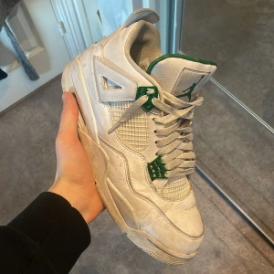 Jordan 4 metallic green - Skick 9/10, med rengöring 9,5/10 Storlek 45 Låda följer med  Säljer pga att dem icke passar min stil DM för mer frågor/bilder  