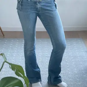 Säljer dessa SVINcoola jeans från Levis med coola detaljer! Fråga gärna efter fler bilder🙏🏻 En liten fläck på höger lår som jag tyvärr inte lyckats få bort🙃 Midjemått: 38cm & innerbenslängd: 76cm