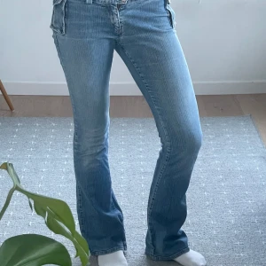 Jeans - Säljer dessa SVINcoola jeans från Levis med coola detaljer! Fråga gärna efter fler bilder🙏🏻 En liten fläck på höger lår som jag tyvärr inte lyckats få bort🙃 Midjemått: 38cm & innerbenslängd: 76cm