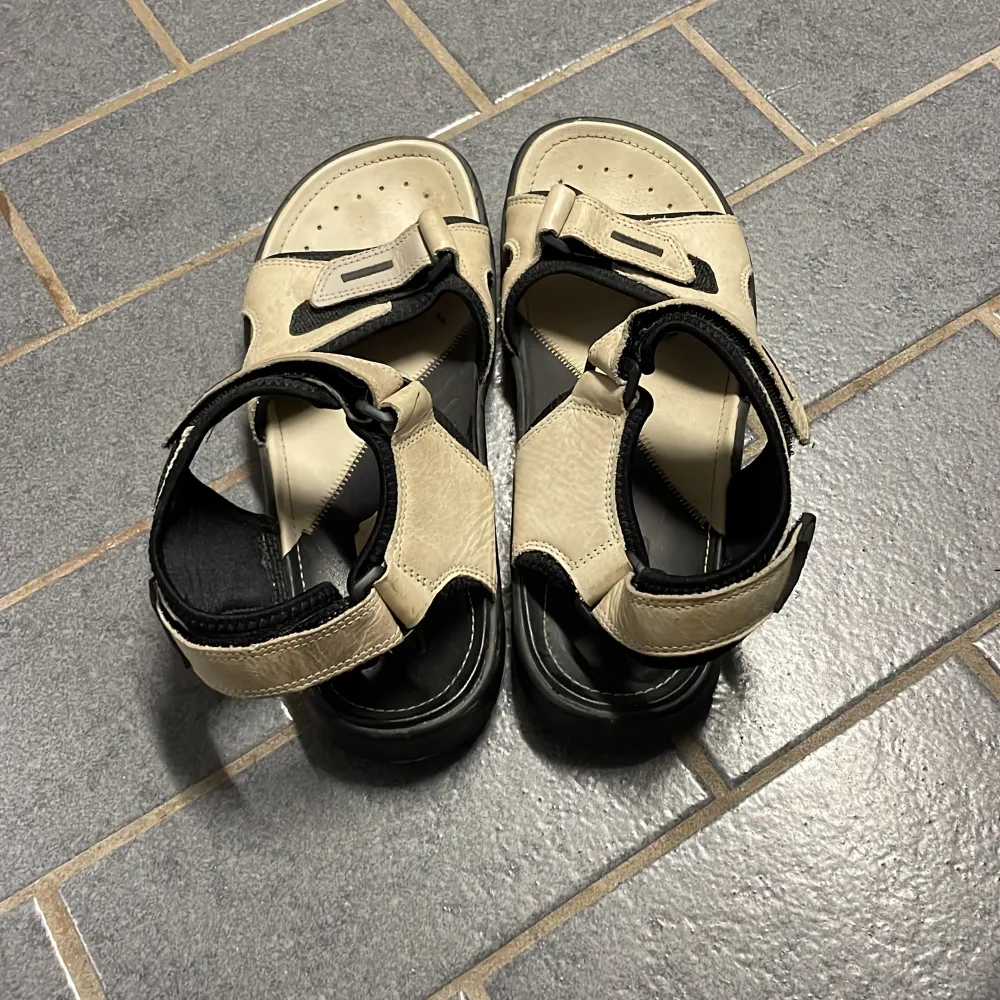 Sandaler i storlek 37. Är använda sparsamt och är inte slitna på något ställe. . Skor.