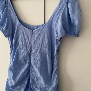 Sommarklänning Nelly  - Knappt använd klänning från Nelly i superfin ljusblå färg💙 Perfekt till sommaren/midsommar!