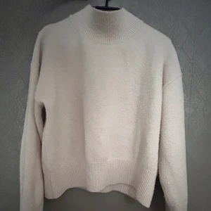 & Other stories tröja  - Säljer nu min stickade other stories tröja, den är såklart i superfint skick. Nytvättad och fräs vid leverans såklart.  Den är perfekt nu under våren och såklart till kyliga sommarkvällar. Tveka inte att höra av dig om intresserad! 