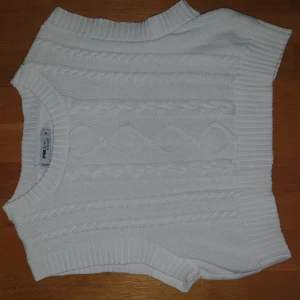 Vit kabelstickad väst - Storlek M, vit snygg croppad väst. Skriv om du har frågor💕