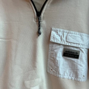 ADIDAS TRÖJA - Knappt använd tröja sick 9/10. Säljer varan då det ej kommer till användning. Pris kan diskuteras 