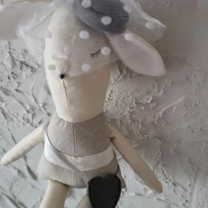 Handgjord Tilu Lilu kanin,mjuk leksak för Påskpresent - Storlek: H 40 cm Färg: Beige Material: Bomull och tyll  Fyllning: Polyester silikonfyllning Underhåll: De kan rengöras med mild tvål och vatten. Ögon och näsa är handbroderade,armar och ben rör sig och alla kläder och accessories är avtagbara.