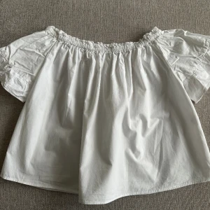 Söt vit topp S - säljer söt vit topp från pull & bear  storlek S men kanska liten 