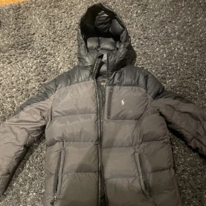 Polo Ralph lauren jacka  - Säljer min polo Ralph raulen jacka i 7/10 skick. Gillat denna jackan mycket men säljer pga att den är för liten.Köpte denna jackan på Zalando för 3300 men nu lägger jag ut den för 1000 kr pris kan diskuteras vid snabb affär Går med på byten!