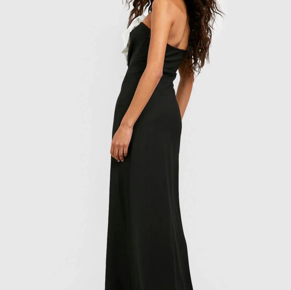 Säljer denna bandeau klänningen med en blom detalj, helt ny! ❣️. Klänningar.
