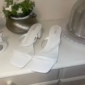 Helt nya, aldrig använda, vita sandaler med klack. Säljer då dom inte passade. PRIS KAN DISKUTERAS!