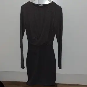 En grå klänning ifrån Gina Tricot i storlek XS🩶
