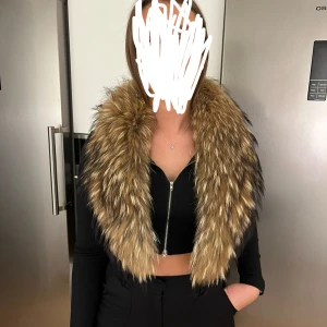 Pälskrage äkta päls - Superfin pälskrage i äkta päls. Den är knappt använd så pälsen är i perfekt skick ✨ 95cm lång 