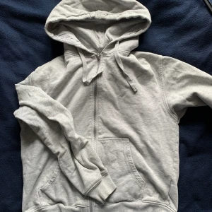 Ljusgrå Hoodie ifrån cubus !!!!!! - Nypris cirka 200. Har används och tvättats många gånger. Finns en liten fläck på ena ärmen, men inget som syns när man har på sig det. Pris kan diskuteras 🙏