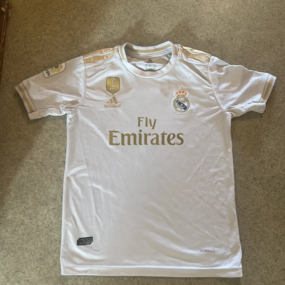 Real Madrid tröja, använd några fåtal gånger men är i bra skick. . T-shirts.