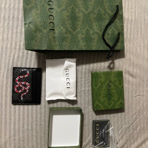 Gucci korthållare  - Fick en Gucci plånbok istället o säljer denna, den är i nyskick och allt finns med