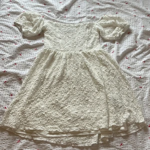 Studentklänning/sommarklänning - Oanvänd klänning som är såååå söt säljer den åt min syster som hittade en annan klänning 💛 Skriv om du har frågor! 