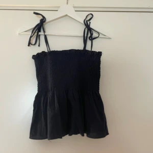 Topp med volang - Marinblå topp med volang o snörning💙Storlek xs💙 Skriv privat för fler bilder eller frågor!💙