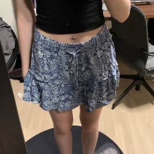 Blommig Zarakjol - Blommig sommarkjol med inbyggda shorts från Zara🎀 Storlek M men passar också S pga justerbar midja!  Svarar gärna på frågor om mått, prisförslag osv❤️