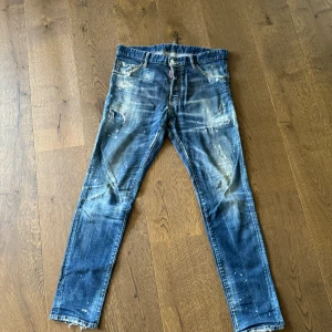 Dsquared2 jeans  - Dsquared2 jeans i bra skick.  Nypris 5000kr. Passar M/L
