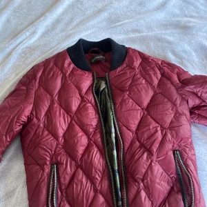 Röd bomberjacka från Rock and blue - Fin bomberjacka med militärmönster innanför. Storlek 34, passar som vårjacka 