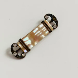 Vintage brosch  - Gammal vintage brosch med pärlemor och rhinestones  En rhinestone saknas, i övrigt gott vintage skick 