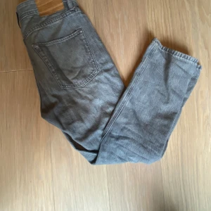 Jack and Jones jeans  - Gråa Jack and Jones jeans i bra skick  Pris kan snackas om  28/30 Ny pris 600kr
