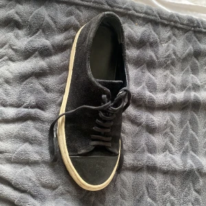 Arigato Toe Cap skor storlek 38 Snygga skor liknar lanvin skor barn/vuxen - Riktigt snygga Arigato toe cap skor storlek 38 skick 7/10 på ena skon är skosnöret sönder man kan köpa skosnören för typ 6kr jag tycker det är riktigt snygga men passar inte mig längre rekommender verkligen liknar Lanvin skor kom på pris