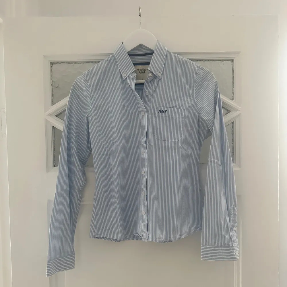 Randig figursydd skjorta från Abercrombie & Fitch. Använd 1-2ggr så i mycket fint skick. Nypris ca 750kr. . Skjortor.