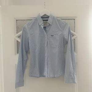 Randig figursydd skjorta från Abercrombie & Fitch. Använd 1-2ggr så i mycket fint skick. Nypris ca 750kr. 