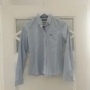 Randig figursydd skjorta från Abercrombie & Fitch. Använd 1-2ggr så i mycket fint skick. Nypris ca 750kr. 