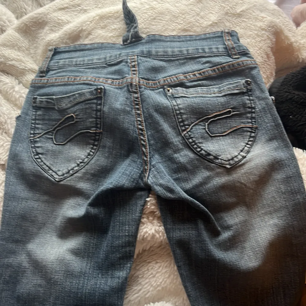 Säljer mina Lågmidjade bootcut jeans med fina detaljer på fickorna där fram och bak för att de inte har kommit till användning är i st 12 UK skulle säga att de är runt 34 (midjemåttet är 75 och de är lite korta på mig som är 173). Jeans & Byxor.