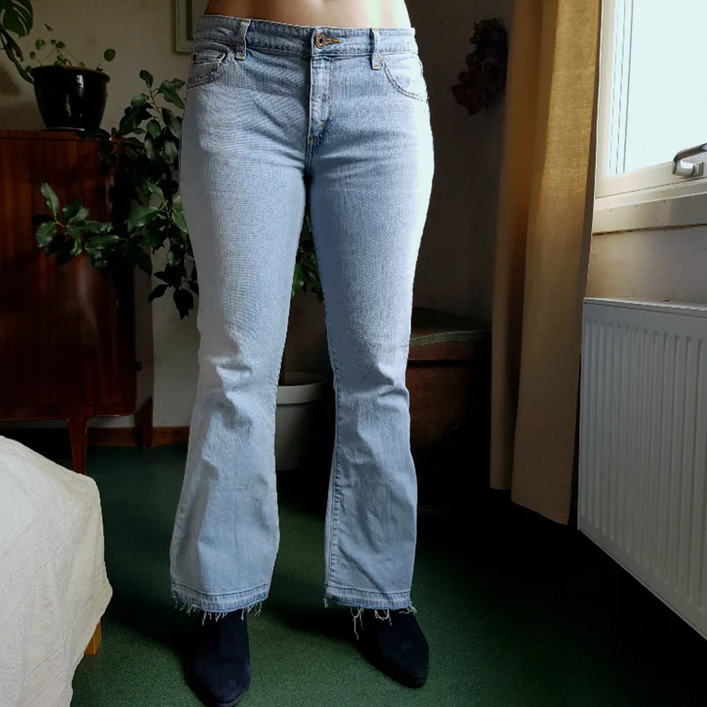 Retro jeans från Levi's i modellen superlow bootcut 518. 🦋 W34L31 midjemått 90cm, innerbensländ 78. Bekväma med stretch. Fina slitningsdetaljer och red tab. Uppsprättade vid benslut. I bra begagnat skick.. Jeans & Byxor.