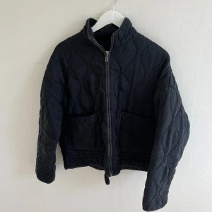 Svart zara jacka  - Säljer denna svarta jackan från zara pga att den inte längre kommer till användning, storlek xs men funkar även som s (sista bilden är en likadan jacka men annan färg)