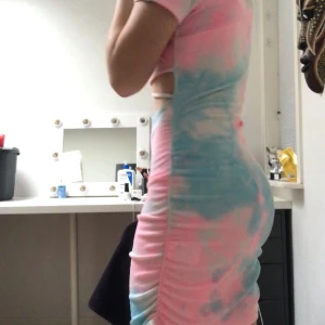 Jättefin klänning i fina färger! - Jättefin klänning från H&M i jättefina färger, perfekt till sommaren. Storlek S.💕